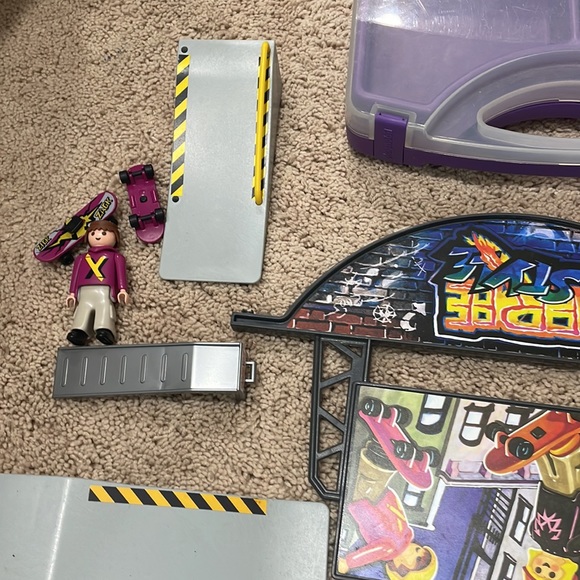 Playmobil skate park set ramps characters skateboards & carrying case great set - Picture 4 of 9